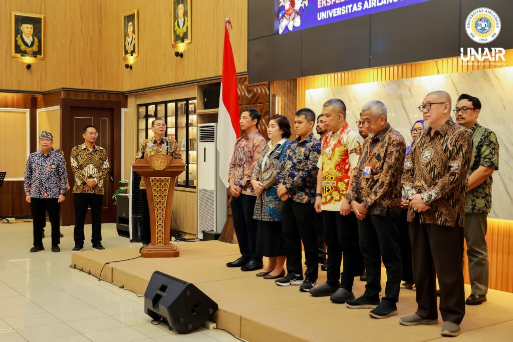 Rektor Universitas Airlangga, Prof. Dr. Muhammad Madyan, SE., M.Si., M.Fin., melantik jajaran pengurus GARDA Ksatria Airlangga (GARKA). (Foto: Humas UNAIR)