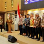 Rektor Universitas Airlangga, Prof. Dr. Muhammad Madyan, SE., M.Si., M.Fin., melantik jajaran pengurus GARDA Ksatria Airlangga (GARKA). (Foto: Humas UNAIR)
