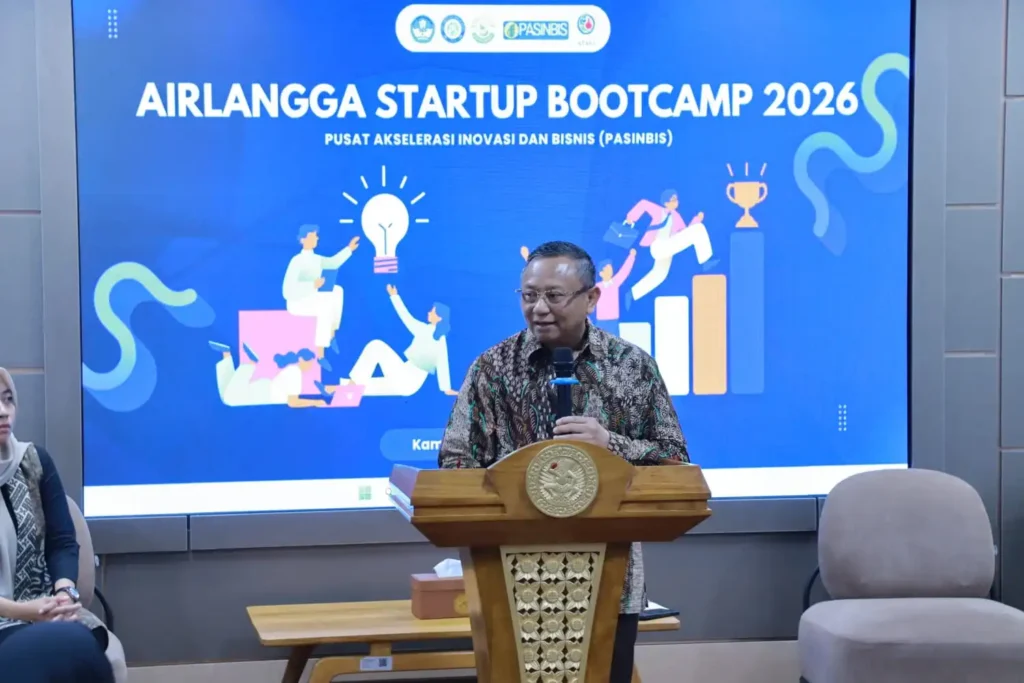 Prof Dr Koko Srimulyo Drs M Si saat menyampaikan sambutan dalam pembukaan airlangga startup bootcamp 2026. (Foto: PHMP UNAIR).