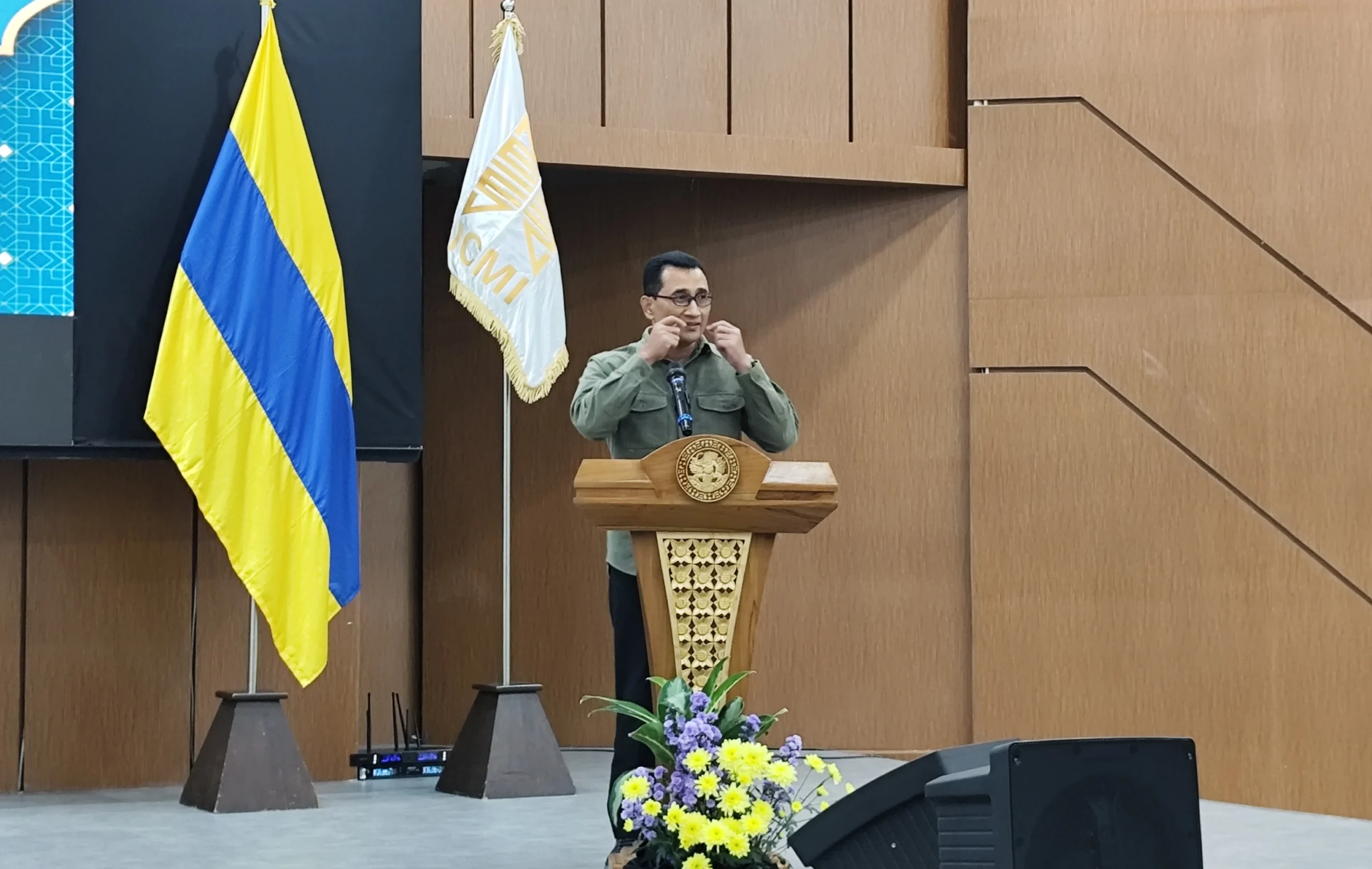 Prof Dr Muhammad Nafik SE MSi memaparkan materi mengenai peran intelektual dalam Seminar Nasional ICMI 2026. (Foto: Istimewa)