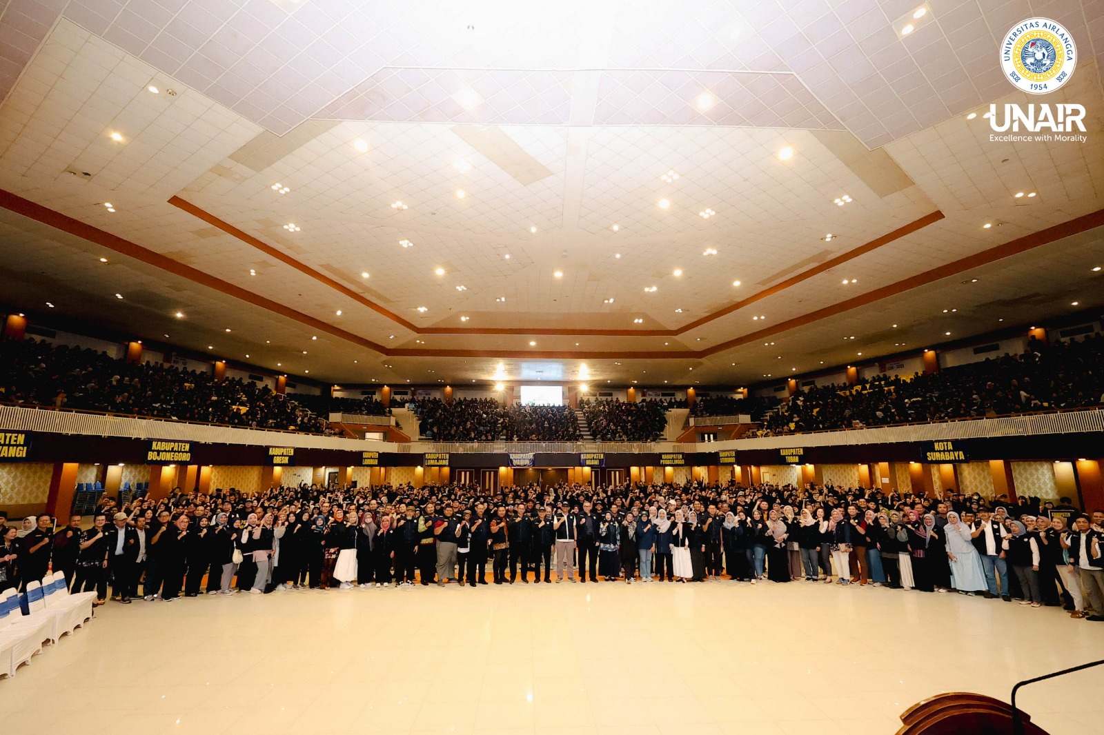 A group photo session featuring UNAIR executives alongside representatives, faculty advisors, and students of the 8th Learning with Community Program (BBK) during the Student Send-off Ceremony at the Airlangga Convention Center (ACC) on Sunday (July 12, 2026). (Photo: PHMP UNAIR)