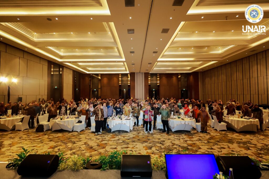 Sesi foto bersama pada rapat pimpinan dan focus group discussion UNAIR triwulan II 2026 di Yogyakarta, Kamis (23/7/2026). (Foto: PHMP UNAIR)
