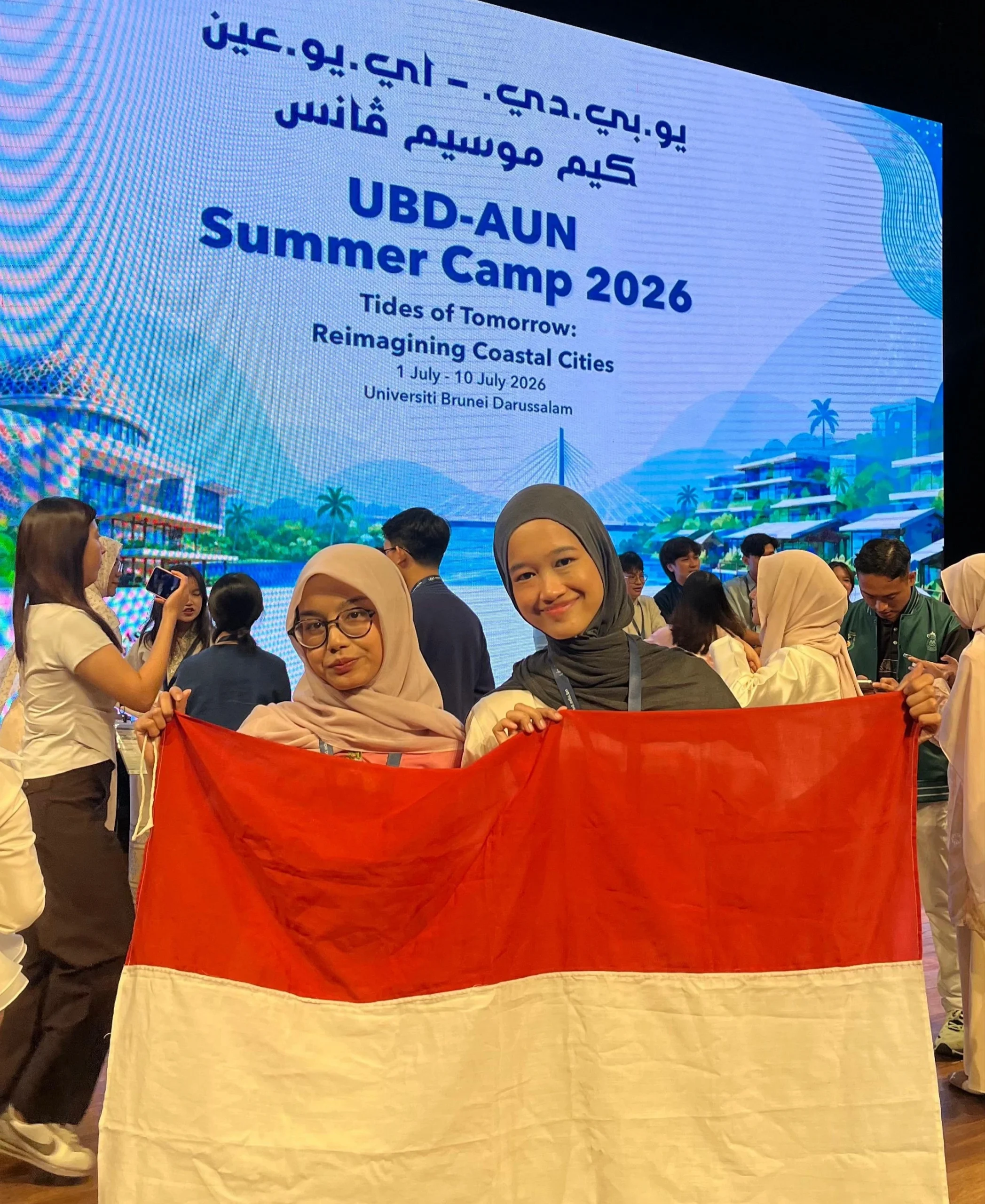 Tsabita Fatimah Arif (kiri) dan Relovi Kayla Maharani (kanan) dalam program UBD–AUN Summer Camp 2026 di Brunei Darussalam. (Foto : istimewa)