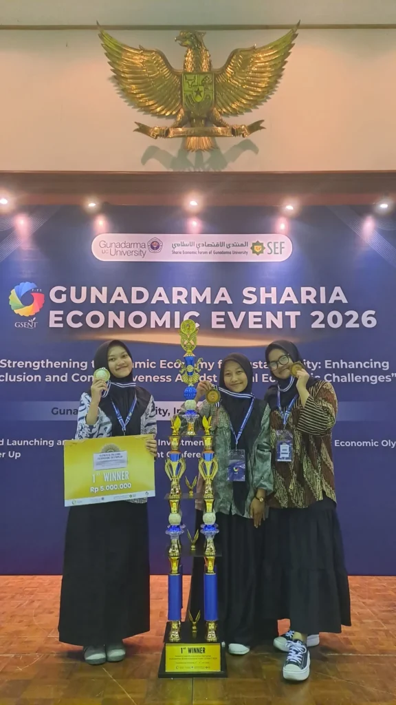 Kiri ke kanan) Ririn Rismayanti, Siti Salmah MR, dan Irru Lailatus Saffa pada National Islamic Economic Olympiad yang diadakan oleh Universitas Gunadarma dalam Sharia Economic Event (GSENT) 2026 di Depok, Jumat-Sabtu (10-11/7/2026). (Foto: Istimewa)