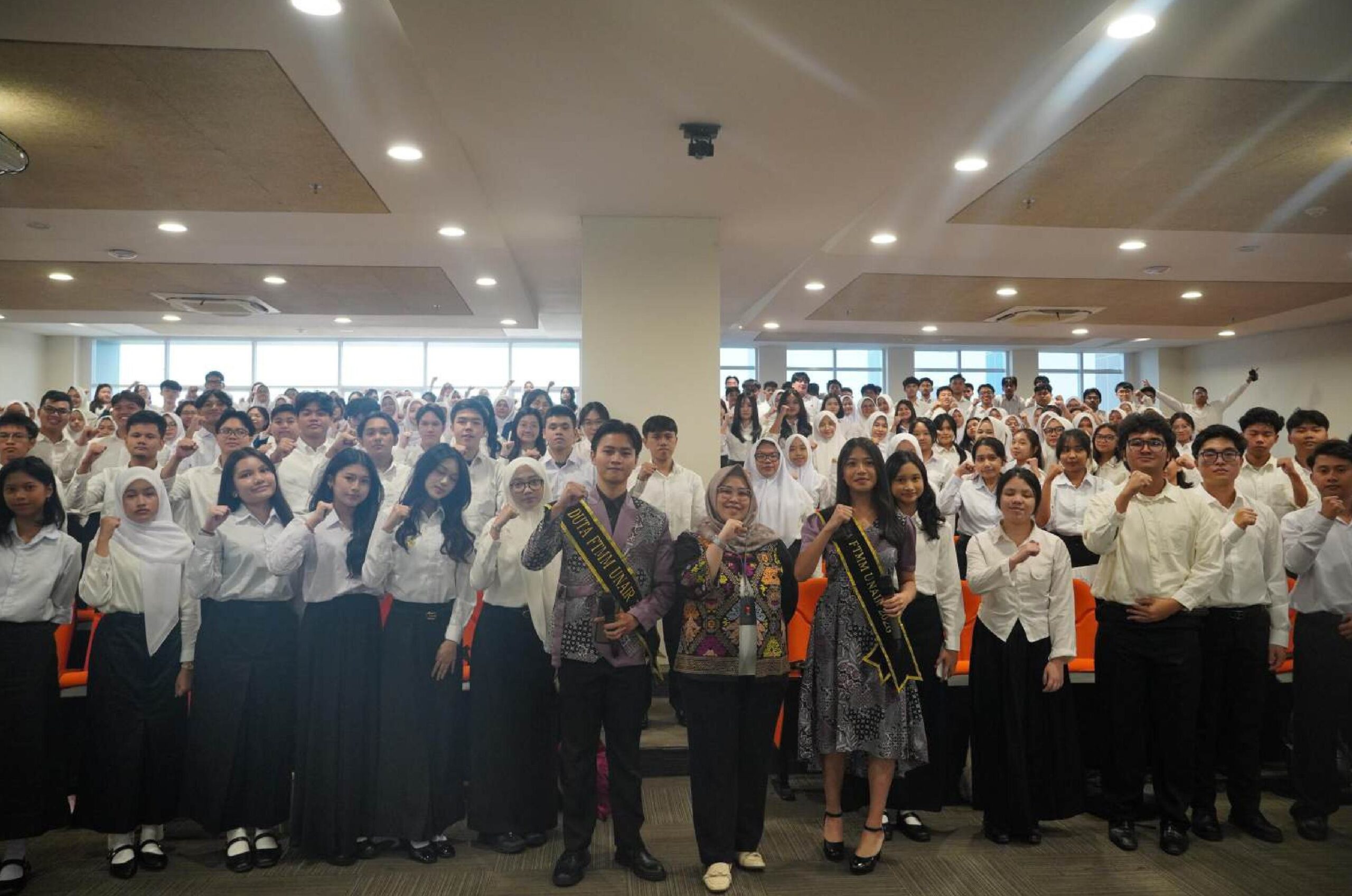 Foto bersama Ir Chandrawati Putri Wulandari S T M T MBA Ph D bersama para calon Ksatria Airlangga pada Jumat (31/7/2026) yang bertempat di Fakultas Teknologi Maju dan Disiplin (FTMM) Kampus C, Universitas Airlangga. (Foto: Istimewa).