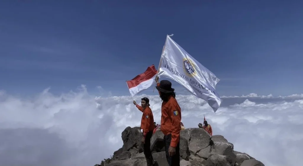 Anggota UKM WANALA Universitas Airlangga (UNAIR) saat membentangkan bendera Merah Putih di puncak Gunung Arjuno, Jawa Timur, Senin (17/8/2026). (Foto: Narasumber)