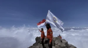 Anggota UKM WANALA Universitas Airlangga (UNAIR) saat membentangkan bendera Merah Putih di puncak Gunung Arjuno, Jawa Timur, Senin (17/8/2026). (Foto: Narasumber)