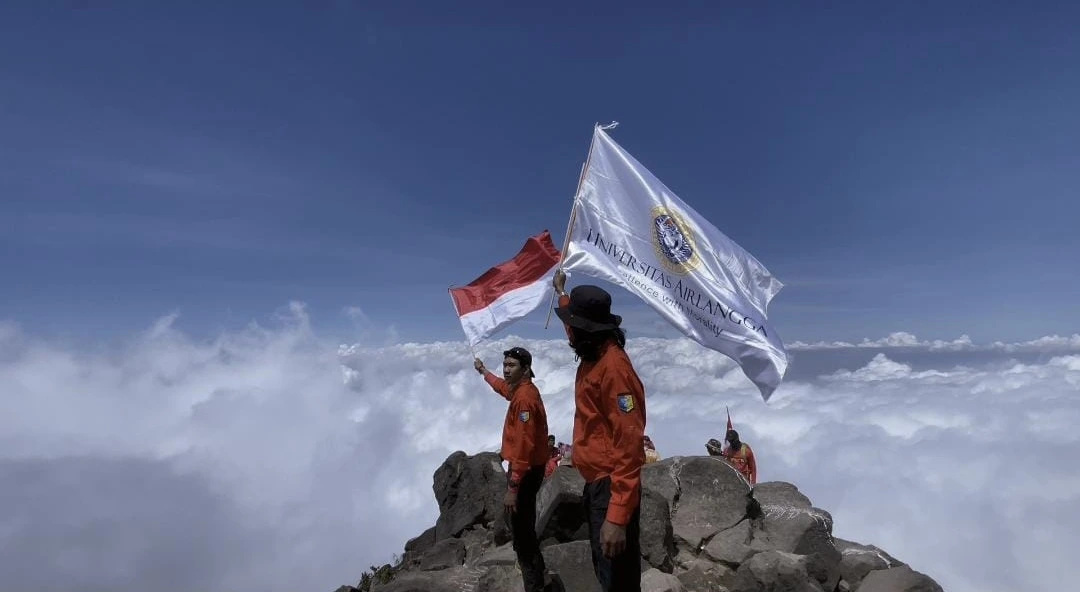 Anggota UKM WANALA Universitas Airlangga (UNAIR) saat membentangkan bendera Merah Putih di puncak Gunung Arjuno, Jawa Timur, Senin (17/8/2026). (Foto: Narasumber)