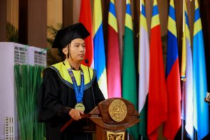 ALdo Setiawan, wisudawan terbaik FEB UNAIR yang memberikan pidatonya sebagai penerima beasiswa magister. (Foto: Humas UNAIR)