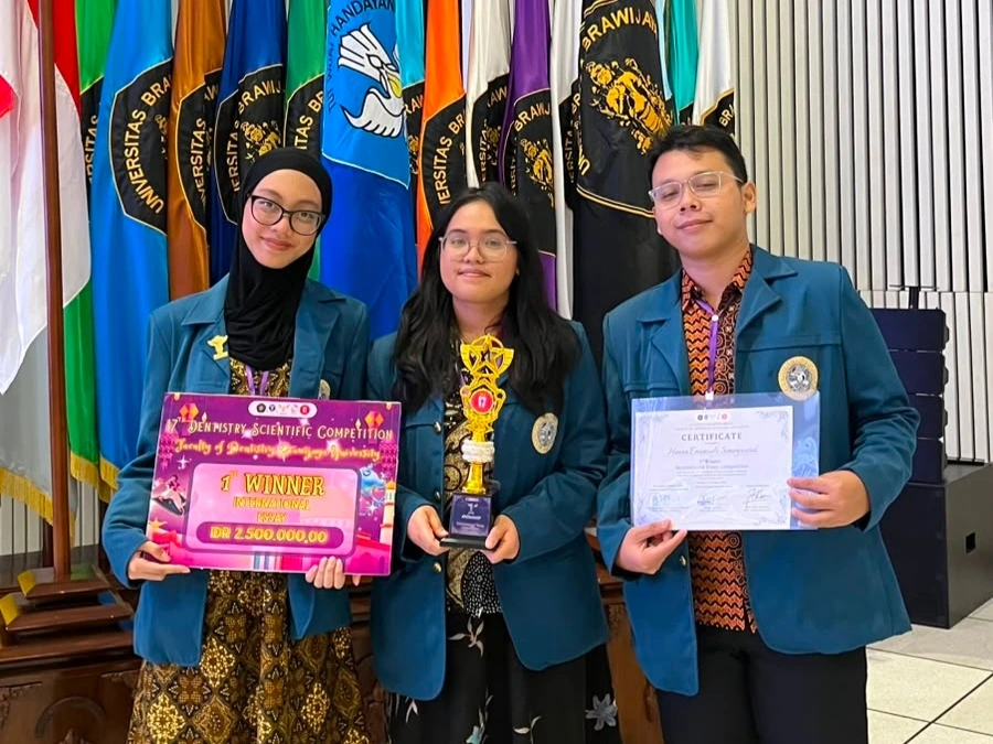 Hanna Emanuela Simanjuntak (tengah), Dyandra Aulia Daanisy (kiri), dan Zaki Septiyono Saputra (kanan) raih juara 1 kategori International Essay Competition 2026. (By : courtesy).