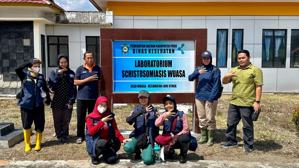 Foto Bersama Tim Ekspedisi Patriot dengan Tenaga Kesehatan di Laboratorium Schistosomiasis Wuasa, Kecamatan Lore Utara, Kabupaten Poso (Sumber: Dokumentasi Internal Ekspedisi Patriot).