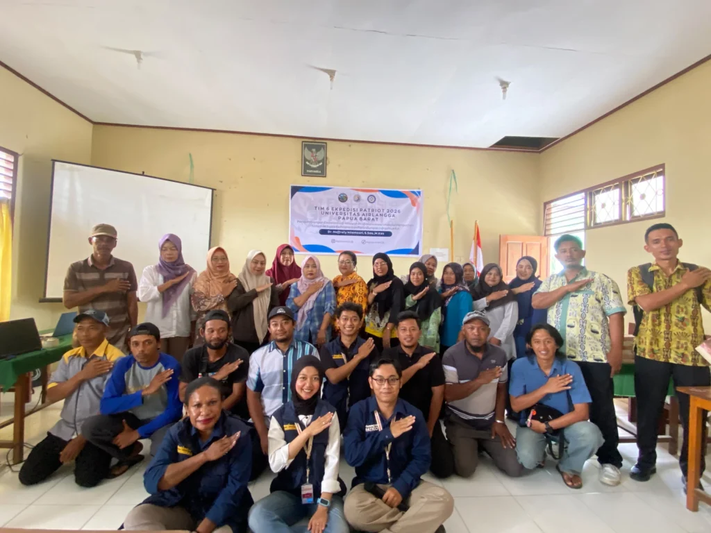 Dr Neffrety Nilamsari selaku ketua tim enam ekspedisi patriot UNAIR bersama tim (Foto: Dokumentasi Panitia)
