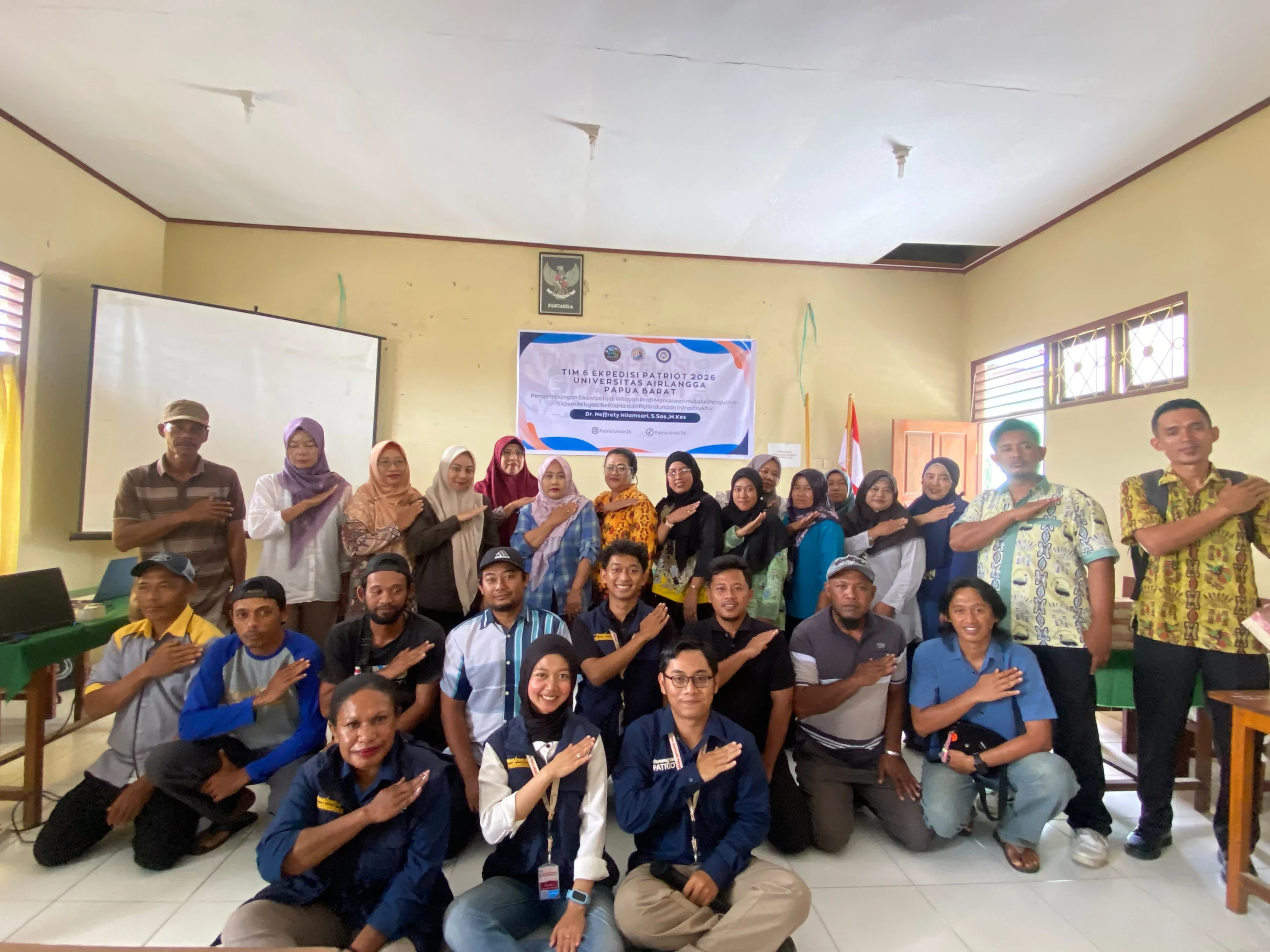 Dr Neffrety Nilamsari selaku ketua tim enam ekspedisi patriot UNAIR bersama tim (Foto: Dokumentasi Panitia)