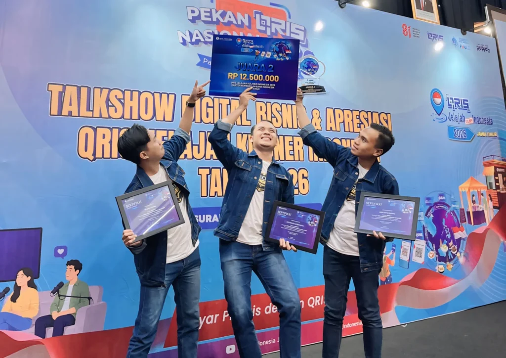 Deny Aditya Pratama, Fajrin Purnomo, dan Sony Wahyu Alfaryansyah saat menerima penghargaan juara dua pada ajang kompetisi QRIS Jelajah Kuliner Indonesia 2026 tingkat Jawa Timur pada Jum’at, 14 Agustus 2026 (Foto: dok. Narasumber)