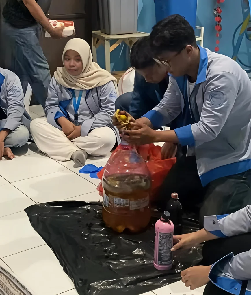 Demonstrasi Pembuatan Pupuk Organik Cair. (Foto: Istimewa)