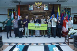 Jajaran Pimpinan UNAIR resmi melepas tim tanggap bencana Garda Ksatria Airlangga untuk gempa NTT, Senin (17/8/2026). (Foto: PHMP UNAIR)