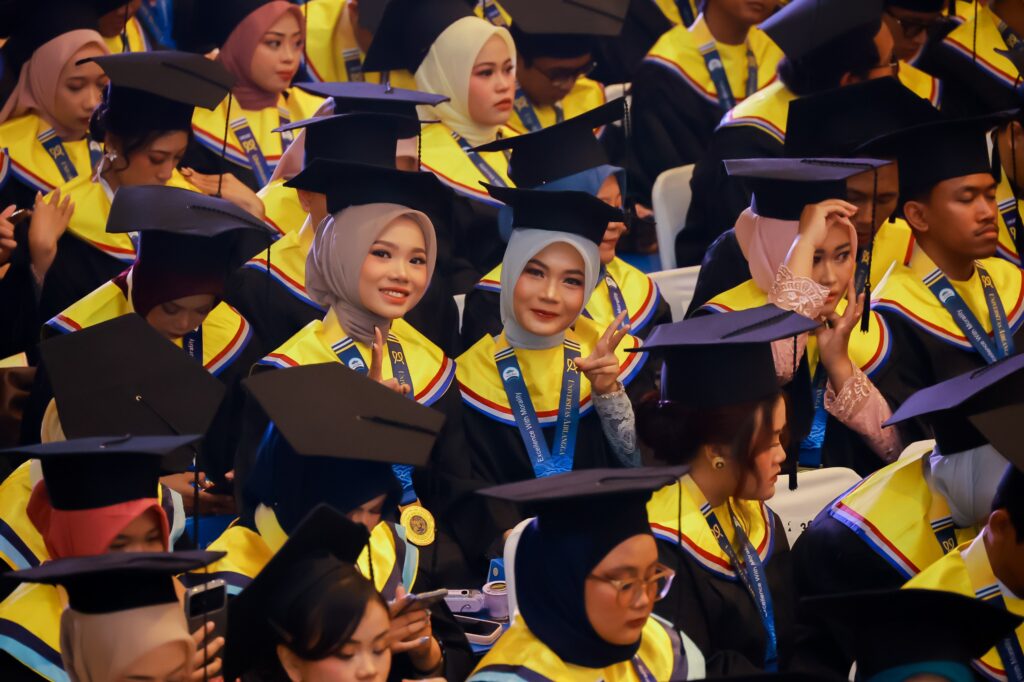 FOTO keseruan wisudawan saat mengikuti prosesi wisuda periode 263. (Foto: Humas UNAIR)
