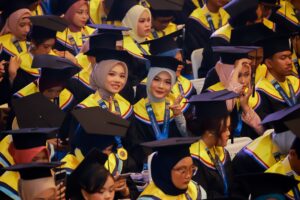 FOTO keseruan wisudawan saat mengikuti prosesi wisuda periode 263. (Foto: Humas UNAIR)