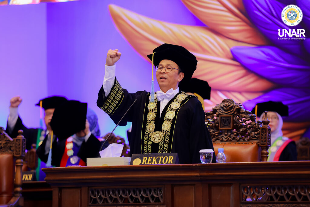 Rektor UNAIR Prof Dr Muhammad Madyan SE MSi MFin saat memberi sambutan pada prosesi pengukuhan mahasiswa baru Program Doktor, Magistrer, Sub Spesialis dan Profesi UNAIR, Kamis (6/8/2026). (Foto: PHMP UNAIR)