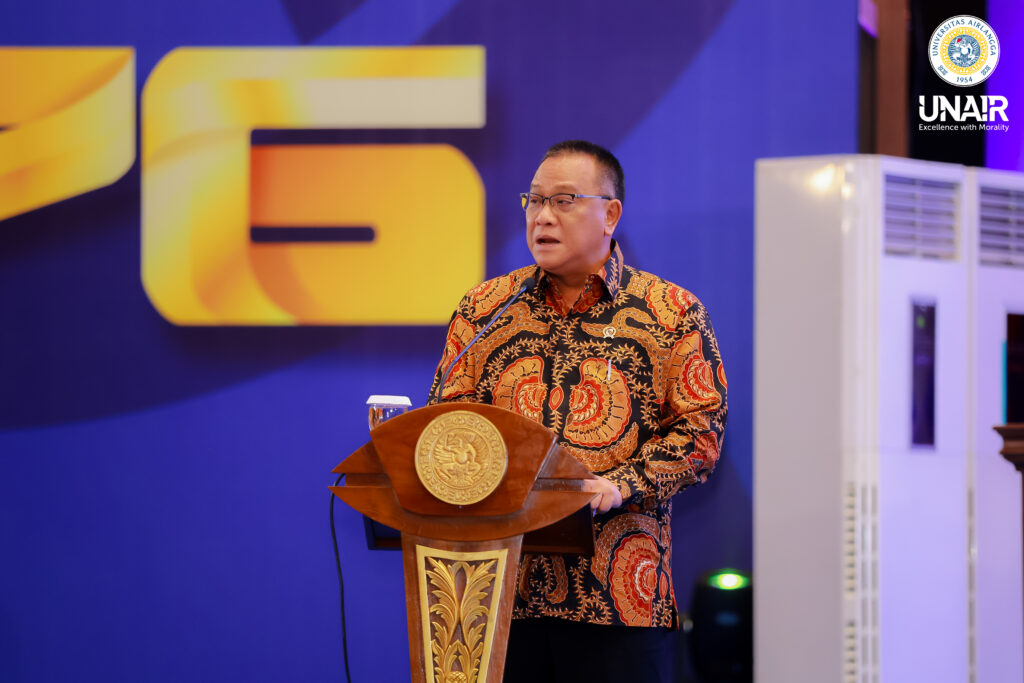 Menteri Lingkungan Hidup Republik Indonesia, Mohammad Jumhur Hidayat saat menyampaikan Orasi Ilmiah pada pengukuhan mahasiswa baru program Doktor, Magister, Subspesialis, Spesialis, dan Profesi UNAIR, Kamis (6/8/2026). (Foto: PHMP UNAIR)