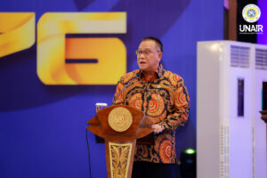 Menteri Lingkungan Hidup Republik Indonesia, Mohammad Jumhur Hidayat saat menyampaikan Orasi Ilmiah pada pengukuhan mahasiswa baru program Doktor, Magister, Subspesialis, Spesialis, dan Profesi UNAIR, Kamis (6/8/2026). (Foto: PHMP UNAIR)
