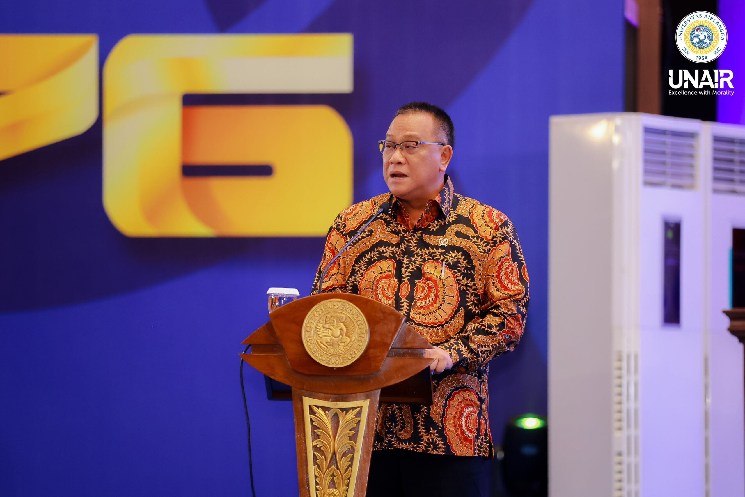 Menteri Lingkungan Hidup Republik Indonesia, Mohammad Jumhur Hidayat saat menyampaikan Orasi Ilmiah pada pengukuhan mahasiswa baru program Doktor, Magister, Subspesialis, Spesialis, dan Profesi UNAIR, Kamis (6/8/2026). (Foto: PHMP UNAIR)