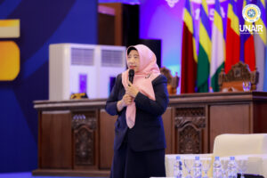 Direktur Direktorat Pendidikan UNAIR, Dr Maftuchah Rochmanti dr MKes saat menyampaikan materi di pengukuhan mahasiswa baru pascasarjana pada Kamis (6/8/2026). (Foto: PHMP UNAIR)