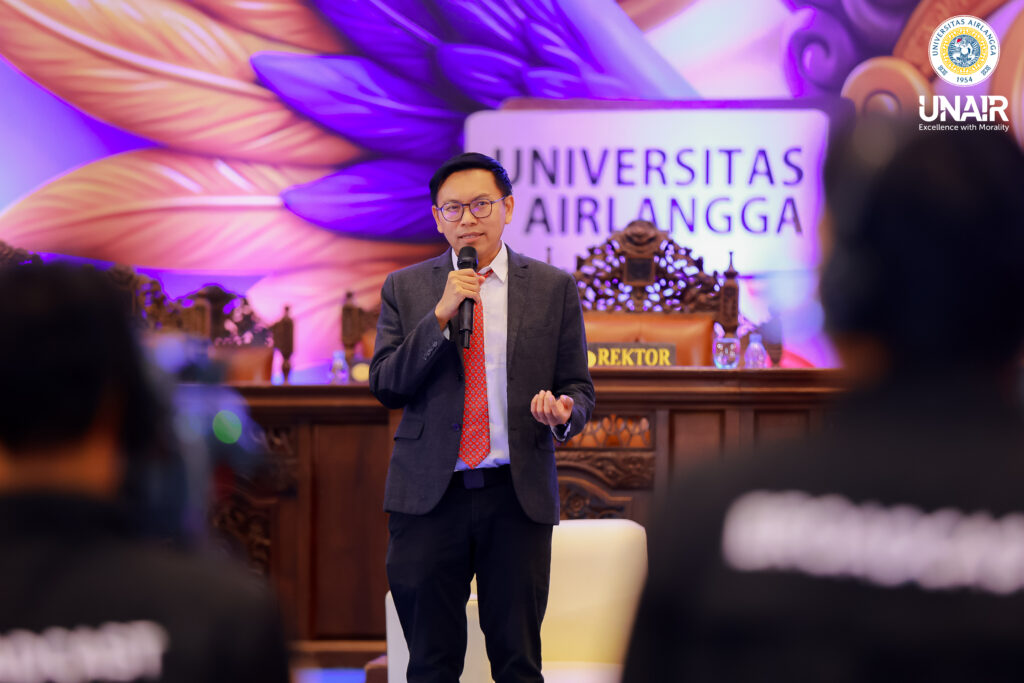 Prof Ferry Efendi SKep Ns MPhD saat memaparkan materi Publikasi Ilmiah Selasa (6/8/2026). (Foto: PHMP UNAIR)