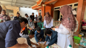 Antusias para peternak dalam kegiatan pengabdian masyarakat Fakultas Kedokteran Hewan Universitas Airlangga di Kabupaten Bojonegoro, Rabu (12/8/2026). (Foto: Istimewa)