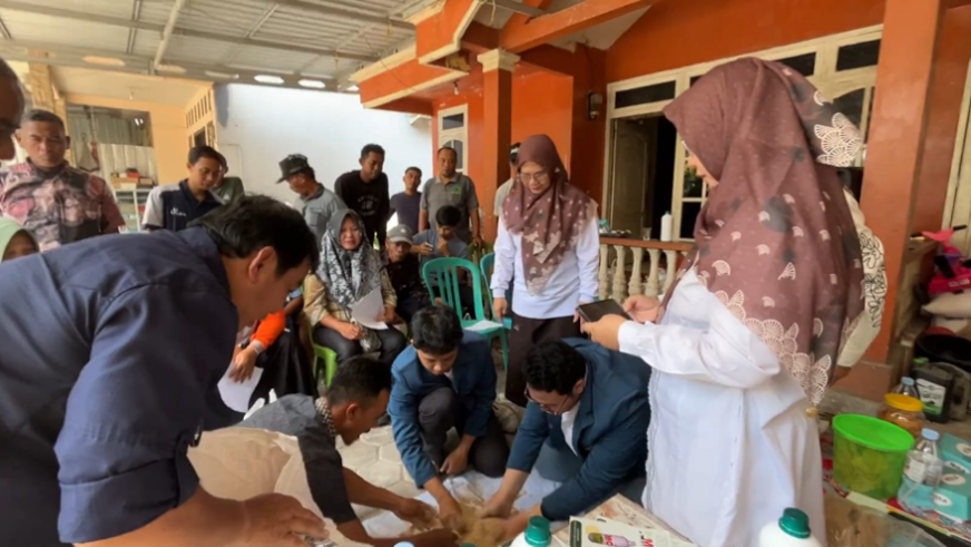 Antusias para peternak dalam kegiatan pengabdian masyarakat Fakultas Kedokteran Hewan Universitas Airlangga di Kabupaten Bojonegoro, Rabu (12/8/2026). (Foto: Istimewa)