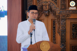 Prof Dr Ardianto SE MSi Ak SMA CA saat menyampaikan sambutan pada kegiatan Workshop Data Literacy, Mastering Data, Driving Impact. (Foto: PHMP UNAIR)