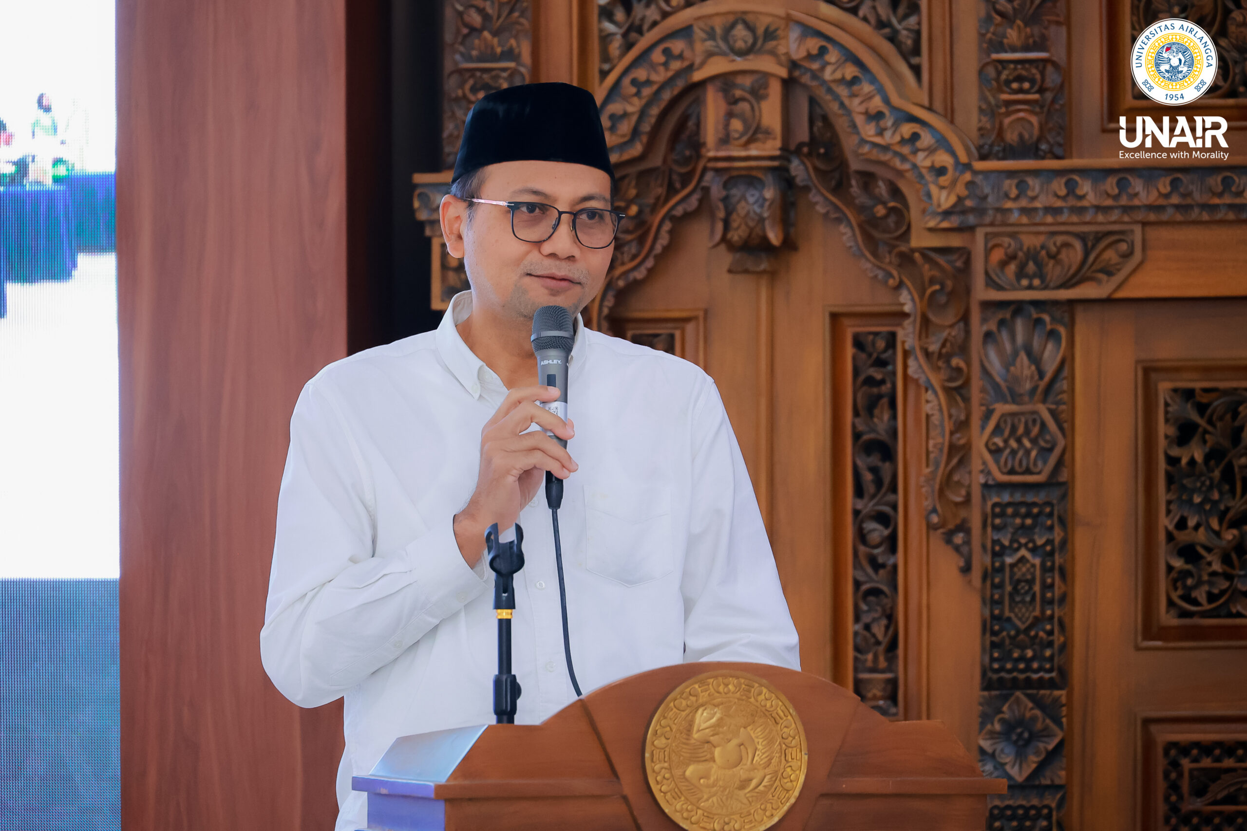 Prof Dr Ardianto SE MSi Ak SMA CA saat menyampaikan sambutan pada kegiatan Workshop Data Literacy, Mastering Data, Driving Impact. (Foto: PHMP UNAIR)