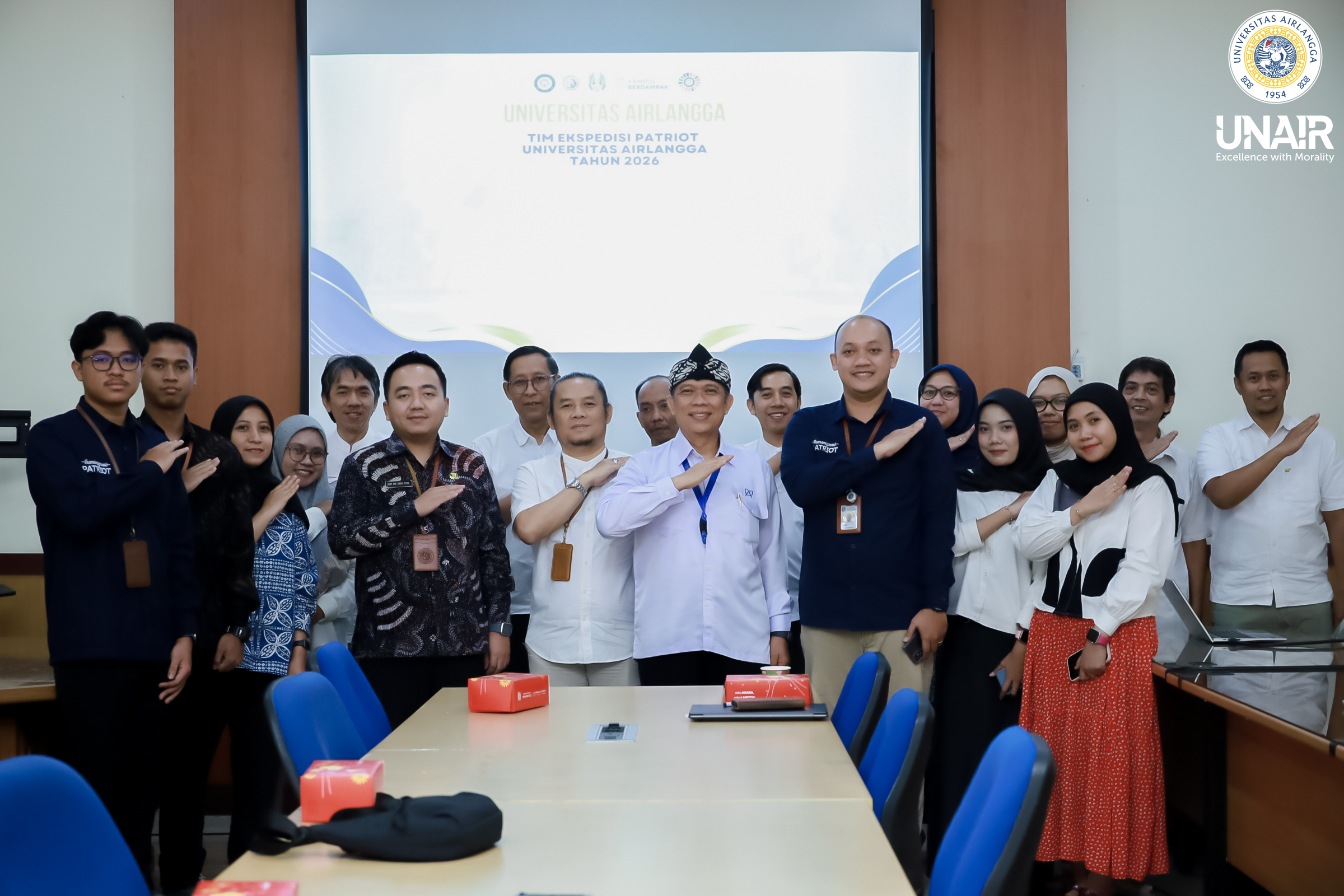 Sesi foto bersama Rapat Koordinasi Monitoring Pelaksanaan Program Tim Ekspedisi Patriot Tahun 2026, jumat (7/8/2026). (Foto: PHMP UNAIR)