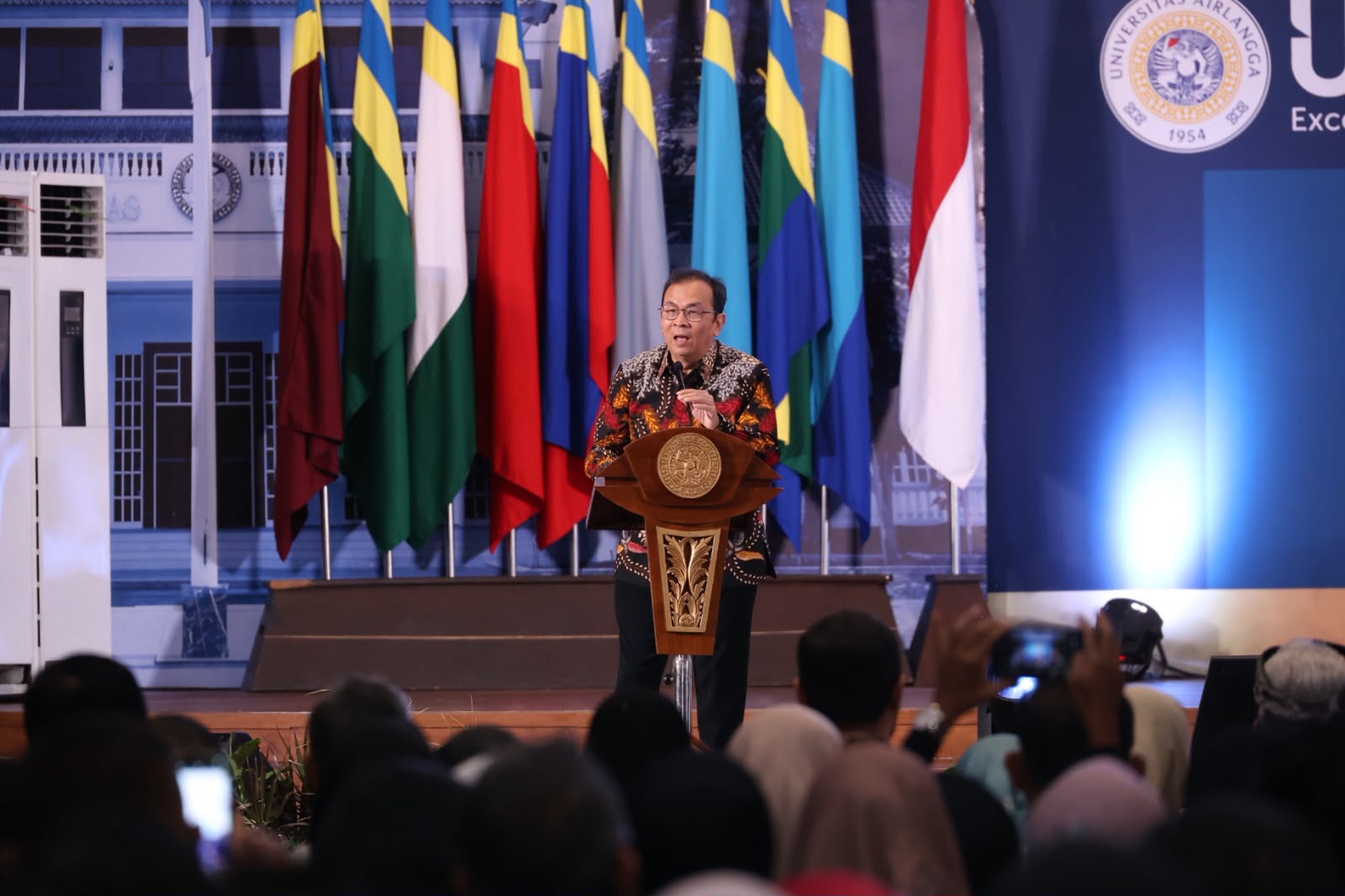 Foto Rektor UNAIR saat memberikan sambutan kepada orang tua mahasiswa baru. (Foto: Humas UNAIR)