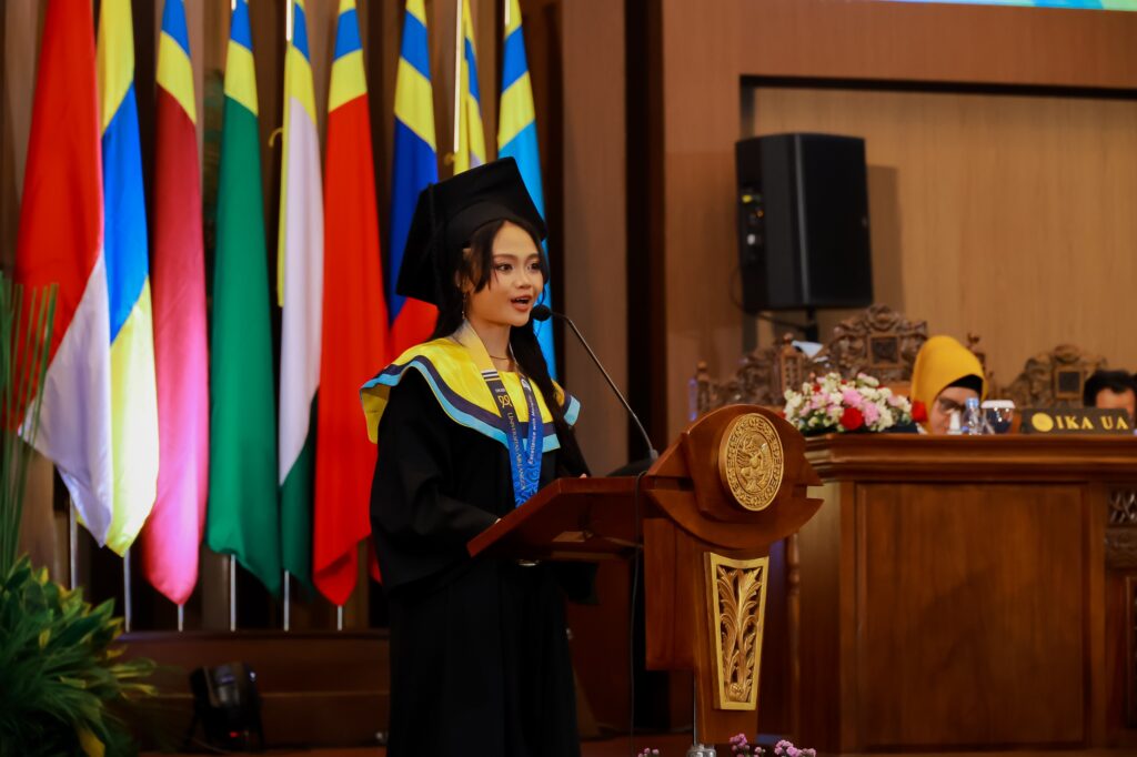 Perwakilan wisudawan berprestasi dari Fakultas Keperawatan, Riska Amelia Nirina Ilham saat memberikan sambutan wisudawan pada pada Minggu (30/8/2026) di Gedung Airlangga Convention Center (ACC) Kampus MERR-C UNAIR. (Foto: Humas UNAIR)