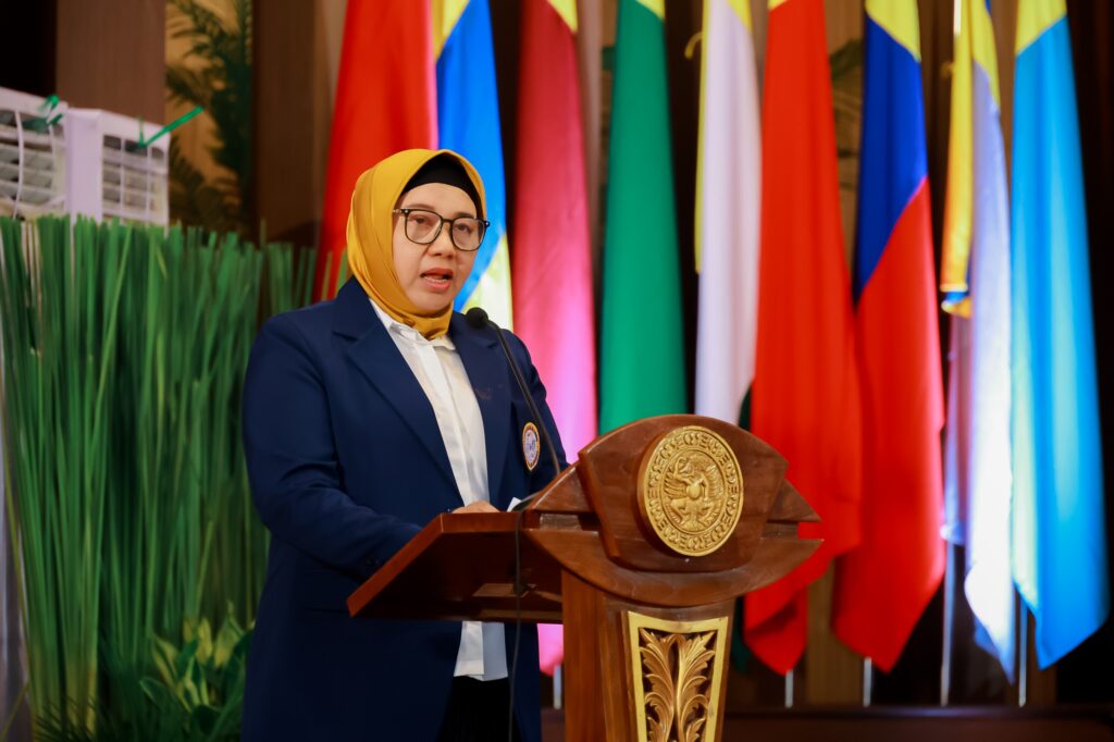 Dr Raudatul Hikmah MM Sp OG Subsp FER saat menyampaikan pesan kepada para wisudawan UNAIR pada  Minggu (30/8/2026) di Gedung Airlangga Convention Center (ACC) Kampus MERR-C UNAIR. (Foto: Humas UNAIR)