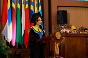 Perwakilan wisudawan berprestasi dari Fakultas Keperawatan, Riska Amelia Nirina Ilham saat memberikan sambutan wisudawan pada pada Minggu (30/8/2026) di Gedung Airlangga Convention Center (ACC) Kampus MERR-C UNAIR. (Foto: Humas UNAIR)