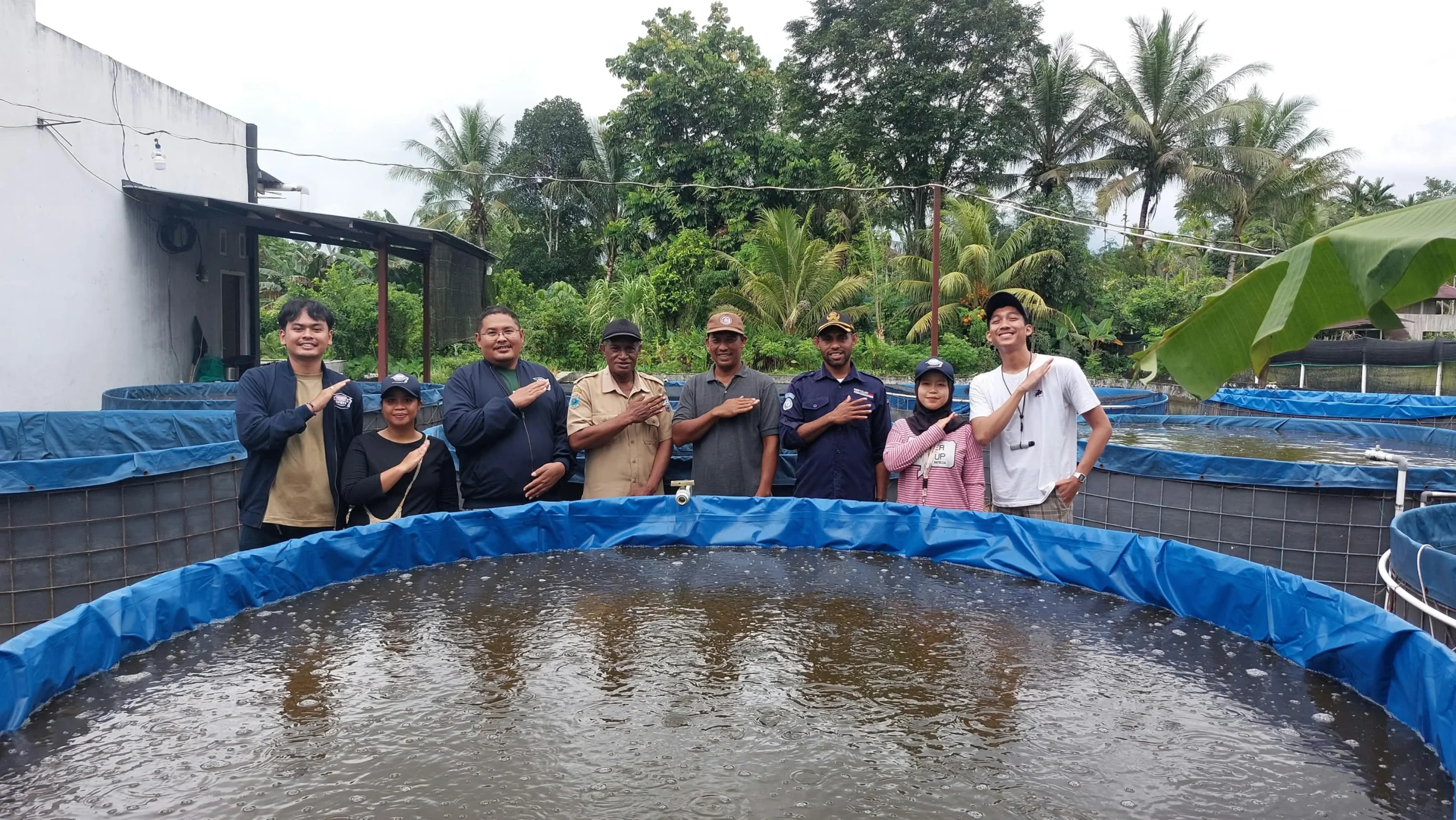 Tim ekspedisi patriot saat mengunjungi peternak lele di prafi (Foto: istimewa).