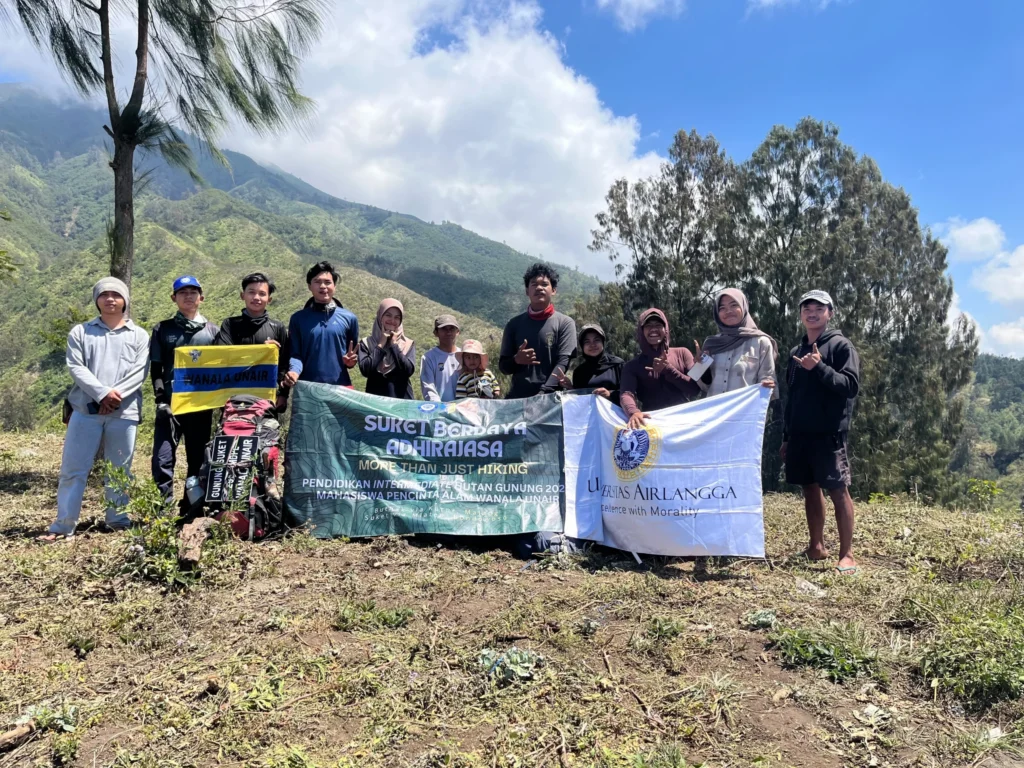 WANALA UNAIR saat melakukan pendakian di Gunung Suket pada 25–26 Agustus 2026. (Foto: Narasumber)
