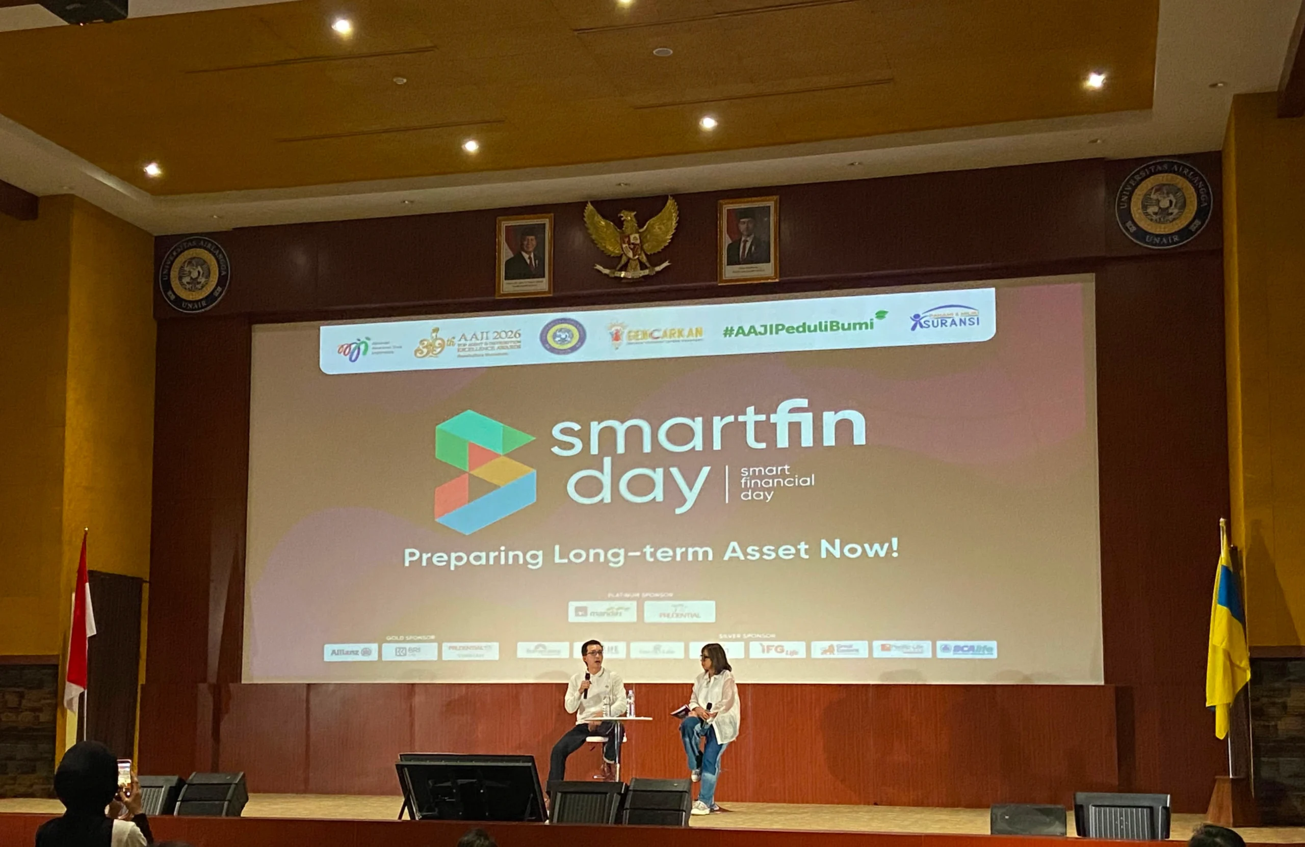 dr. Tirta Mandira Hudhi, MBA saat menyampaikan materi dalam seminar smart financial day. (Foto: Istimewa)