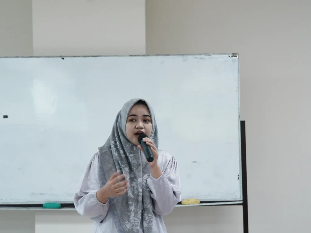Bian Shabri Putri Irwanto, dosen Fakultas Kesehatan Masyarakat (FKM) UNAIR saat penyampaian materi bertajuk Student Entrepreneur pada Sabtu (1/8/2026) di Fakultas Farmasi (FF), Gedung Nanizar Zaman Joenoes, Kampus MERR C, Universitas Airlangga. (Foto: Istimewa)
