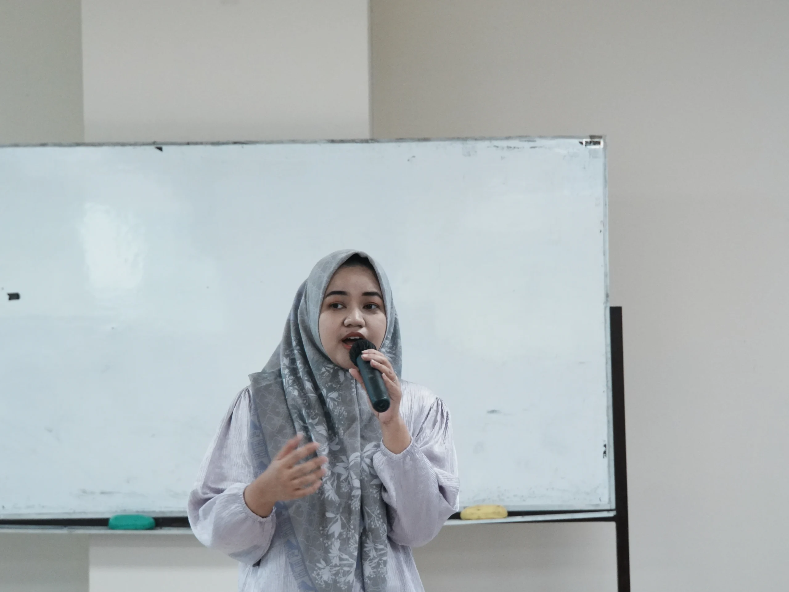 Bian Shabri Putri Irwanto, dosen Fakultas Kesehatan Masyarakat (FKM) UNAIR saat penyampaian materi bertajuk Student Entrepreneur pada Sabtu (1/8/2026) di Fakultas Farmasi (FF), Gedung Nanizar Zaman Joenoes, Kampus MERR C, Universitas Airlangga. (Foto: Istimewa)