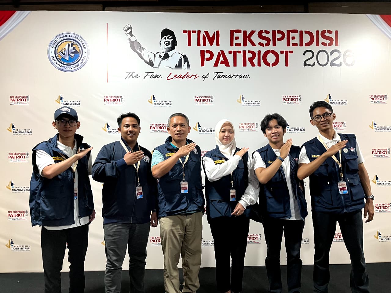 Foto dari (Kiri ke Kanan) Luthfi Aqil Muyassar, Muhammad Irsyad Setiyawan, Mhd Zamal Nasution, SSi MSc PhD, Fira Adila Puteri, Muhammad Benoit Hakeem Al Riso, Muhammad Iqbal Fathoni dalam kelompok 12 Tim Ekspedisi Patriot (TEP) melakukan pengabdian masyarakat dengan tajuk Hilirisasi Komoditas Matoa Prafi: Transformasi Kawasan Melalui Ekosistem Ekonomi Terpadu. (Foto: Istimewa).