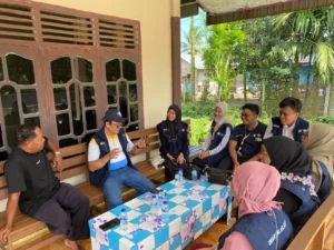 Tim Ekspedisi Patriot pada saat proses pendampingan pemasaran digital. (Foto: Istimewa).