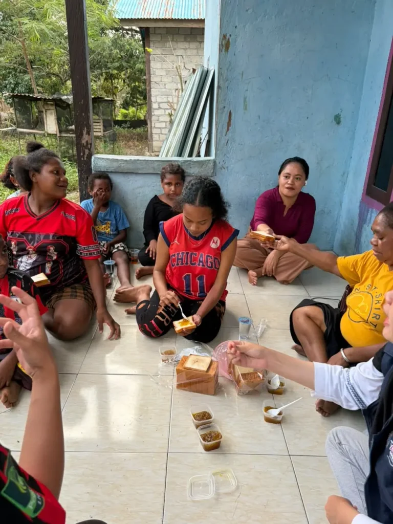 Potret mama dari Suku Arfak dan anak-anak dalam proses pembuatan dodol matoa dan produk olahan dari buah matoa lainnya bersama TEP UNAIR yang bertempat di rumah mama Ain, di Kabupaten Manokwari, Papua Barat. (Foto: Istimewa).