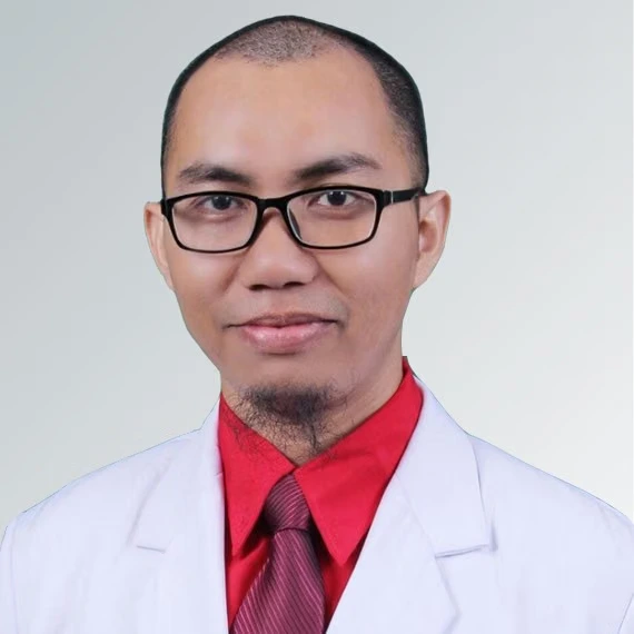 Pakar Paru Fakultas Kedokteran Universitas Airlangga (FK UNAIR), Dr dr Alfian Nur Rosyid SpP(K) FAPSR FCCP FISR, memberikan pemaparan terkait ancaman bahaya partikel PM2.5 dan langkah pertolongan pertama bagi penderita ISPA akibat karhutla. (Foto: Alodokter)