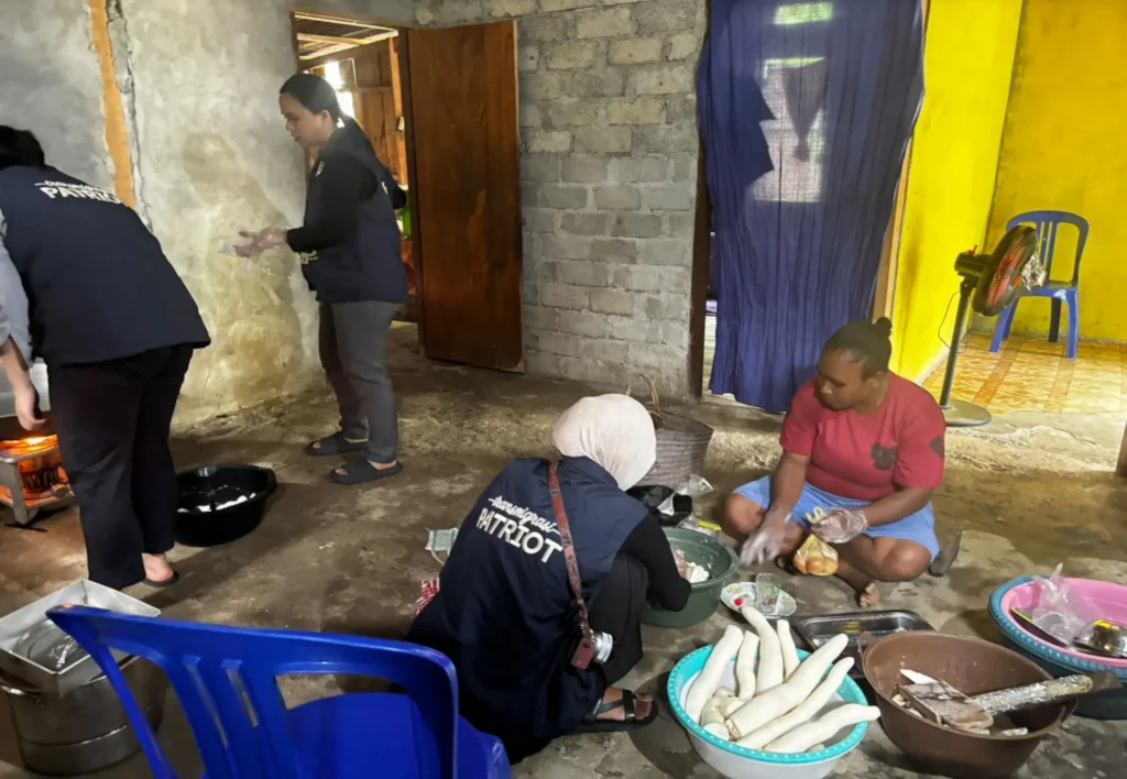 Tim 3 Ekspedisi Patriot UNAIR bersama kader Kampung Kali Amin saat mendampingi proses pengupasan dan persiapan bahan baku singkong serta keladi di dapur warga. (Foto: Istimewa)