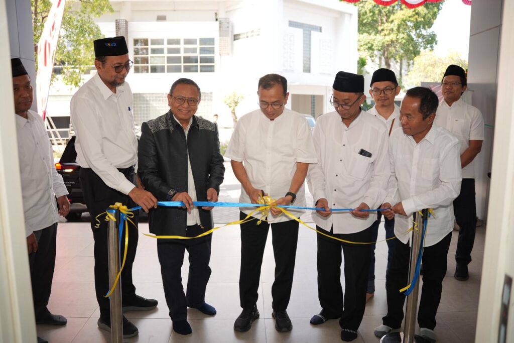 Foto peresmian kantor baru Dharma Putra Airlangga oleh Rektor UNAIR dan Warek EEPB. (Foto: Humas UNAIR)