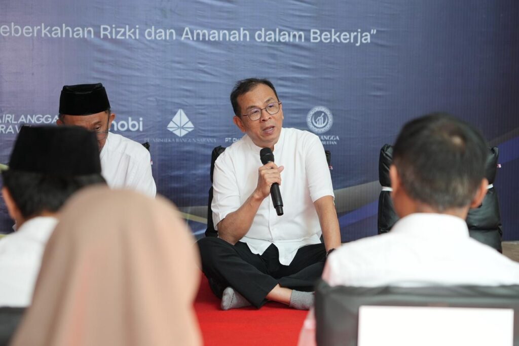 Foto sambutan rektor pada saat peresmian kantor baru Dharma Putra Airlangga oleh Rektor UNAIR dan Warek EEPB. (Foto: Humas UNAIR)