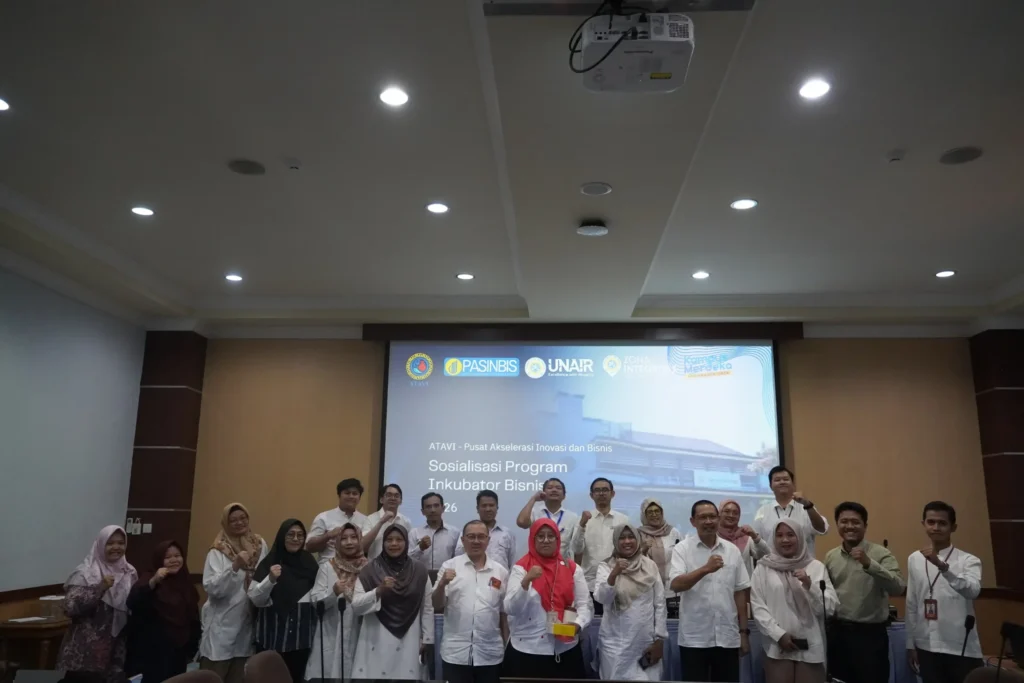 Sesi foto bersama peserta sosialisasi program inkubator bisnis pada Jumat (18/9/2026) di Ruang 301, Gedung Kahuripan, Kampus MERR-C UNAIR (foto: Istimewa)